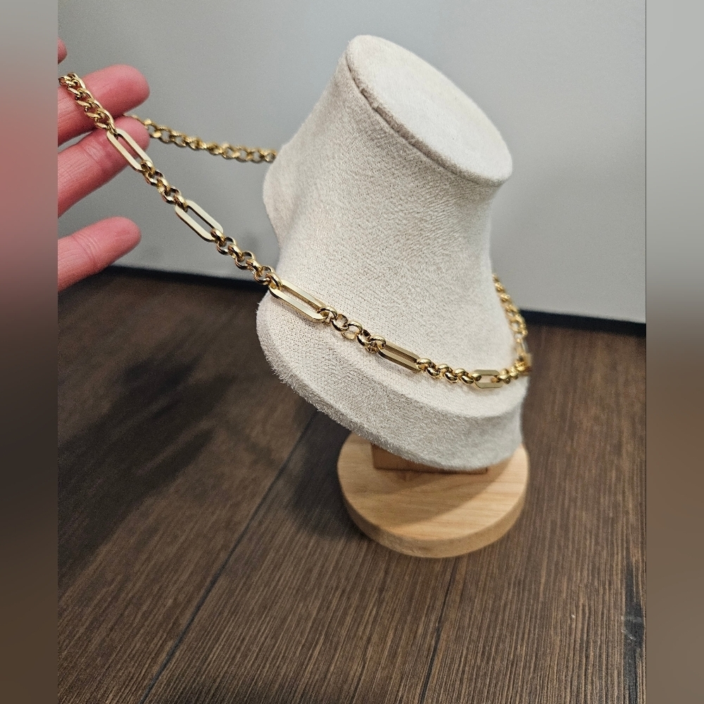 Elegant Gold Necklace - Picture 3 of 8